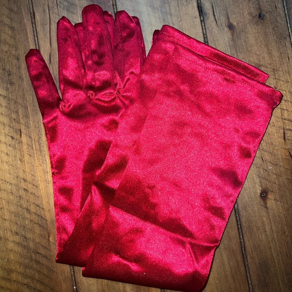Red Gloves - Picture 3 of 3